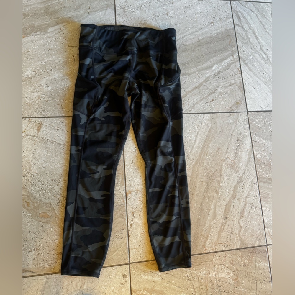 Athlete 7/8 crops Camouflage Leggings zippers on side size medium